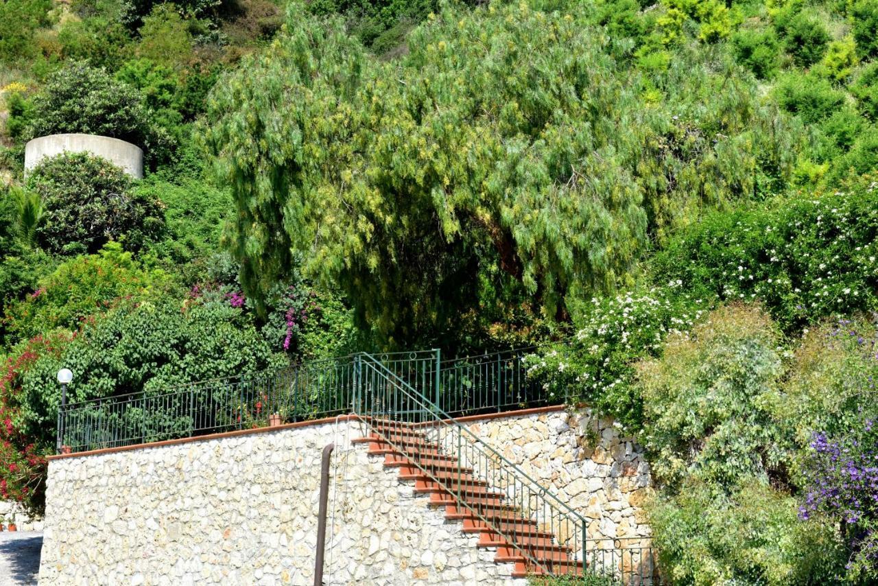 Agriturismo Un Mare Di Fiori Villa Ventimiglia Bagian luar foto