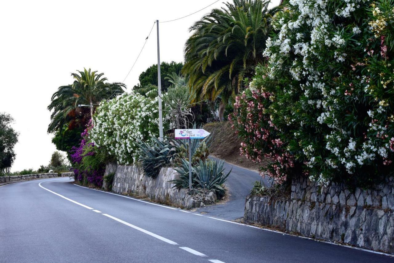 Agriturismo Un Mare Di Fiori Villa Ventimiglia Bagian luar foto