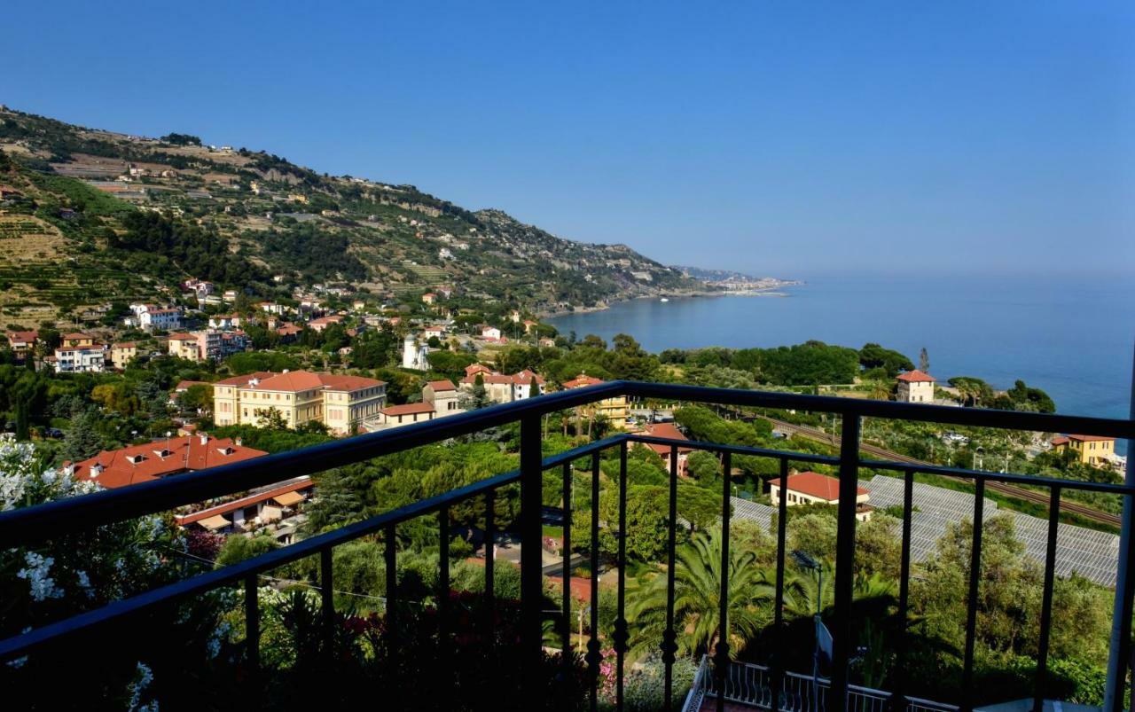 Agriturismo Un Mare Di Fiori Villa Ventimiglia Bagian luar foto